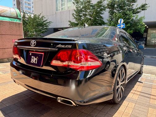 ボディの黒とテールランプの赤が高級感を際立たせます。